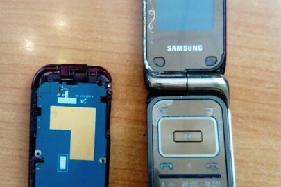 Мобільний телефон «Samsung» , червоного кольору, б/в, в неробочому стані
