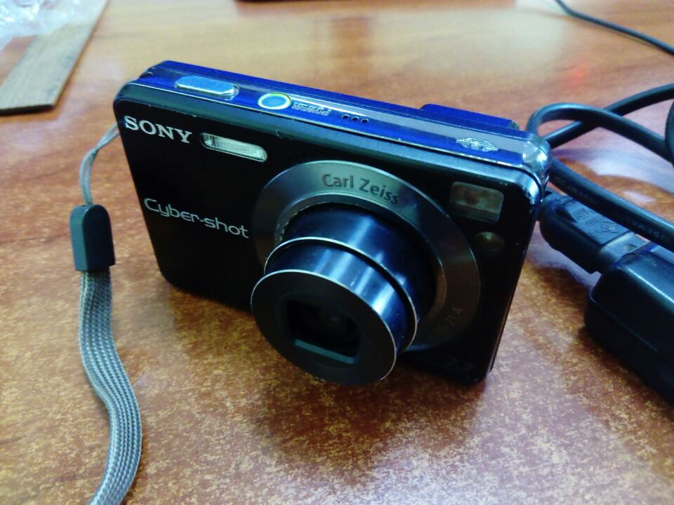 Цифровий фотоапарат «Sony Cyber-Shot DSC-W120» чорного кольору, в робочому стані та зарядний пристрій 