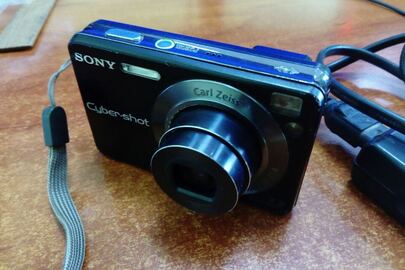 Цифровий фотоапарат «Sony Cyber-Shot DSC-W120» чорного кольору, в робочому стані та зарядний пристрій 