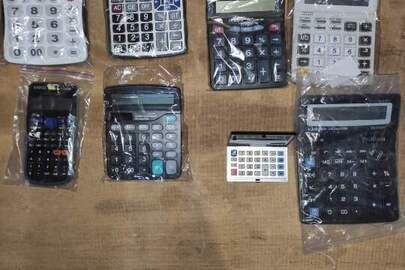 Калькулятори електронні у кількості 8 одиниць
