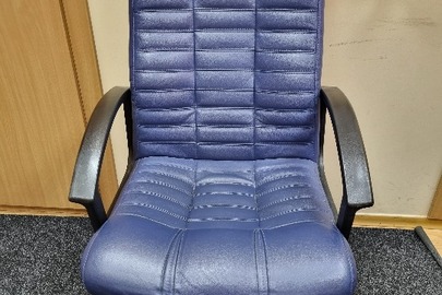 Крісло синього кольору з чорними підлокотниками на колесах, б/в