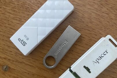 USB-флеш-накопи́чувачі марки Apacer, Kingston,SP, в кількості 3 шт. б/в