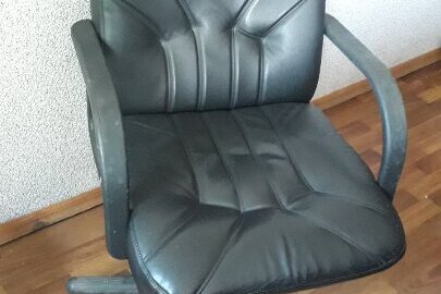 Офісне крісло, чорного кольору, б/в