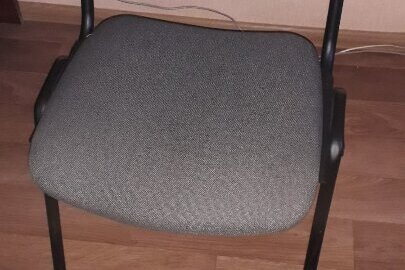 Офісні стільці, сірого кольору в кількості 13 шт., б/в