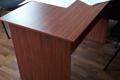 Офісний стіл, коричневого кольору, б/в