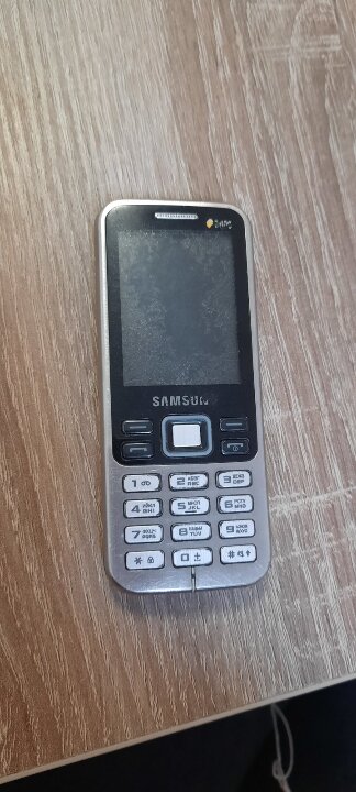 Мобільний телефон марки “SAMSUNG”  ІМЕІ № 1: 358657/05/246303/6, ІМЕІ № 2: 358658/05/246303/4, сірого кольору, б/в, 1 шт.