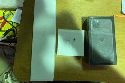 Мобільний телефон т.м. “Apple IPhone 11 Pro Max” Space Gray, 256GB, Model A2161, годинник т.м. “Apple Watch Series 5 44 mm” Space Gray, Model A2093, навушники т.м. “AirPods” Model A2032/A2031/ A1602