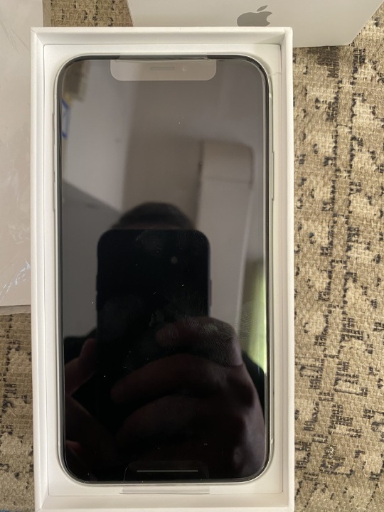 Мобільні телефони з маркуванням на упаковці  “Apple iPhone XR, 64 GB, Red (White, Black) ” model A1984 - 3 шт. •	Годинник з маркуванням на упаковці  “Apple Watch Series 5, 44 mm, Gold Aluminum Pink Sand Sport Band ” model A2093