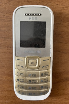 Конфісковане майно за рішенням суду: чотири мобільних телефона «SAMSUNG C3050» б/в, SAMSUNG GTE202I б/в, SAMSUNG GTE1182 б/в, NOKIA 1218 б/в та три сім карти мобільного оператова "Київстар " б/в, JOICE б/в, LYKAMOBILE б/в