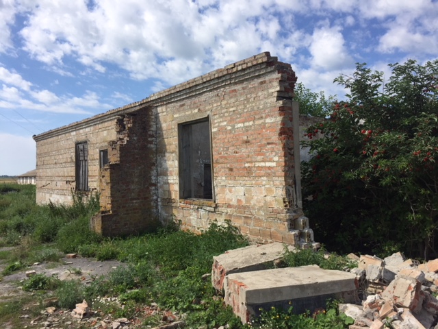 Нежитлова будівля (комора), загальною площею 85.5 кв.м., які розташовані за адресою: Чернігівська область, Козелецький район, с. Лутава, вул. Урожайна, 2 А