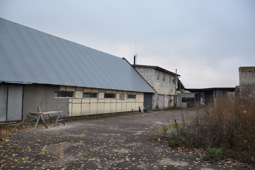 Нежитлова будівля, хімсклад, площею 335.5 кв.м., що знаходиться за адресою: Київська обл., Фастівський р-н, с. Дорогинка, вул. Кірова, 72