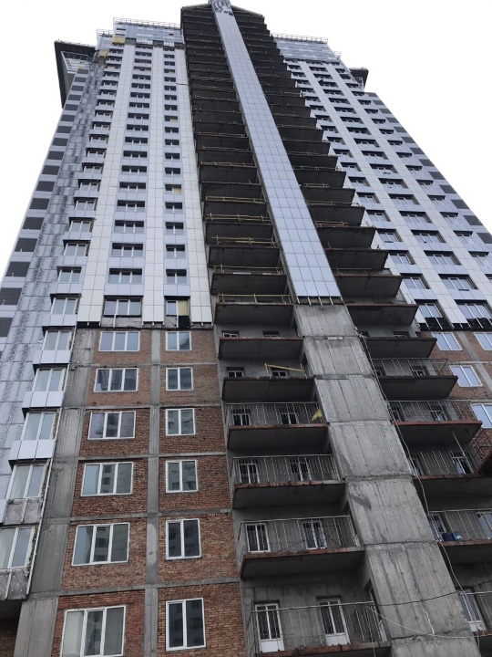 Майнові права на двокімнатну квартиру за умовним № 137, загальною площею 80.33 кв.м., яка розміщена в будівельних осях М-У, 4-7 в будові №3, на перетині проспекту Павла Тичини та Дніпровської Набережної у Дніпровському районі м.Києва