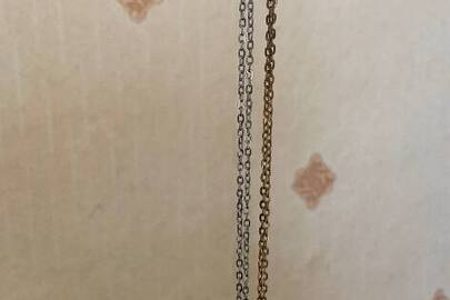 Конфісковане майно за рішенням суду: металеві ланцюжки (2 шт.), б/в