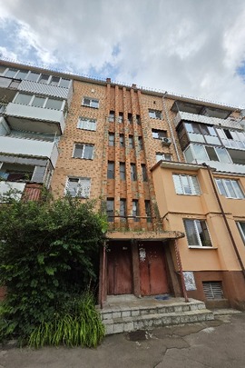 1/3 частини чотирикімнатної квартири загальною площею 74,6 кв.м, яка знаходиться за адресою м. Рівне, вулиця Замкова, будинок 10В, квартира 20