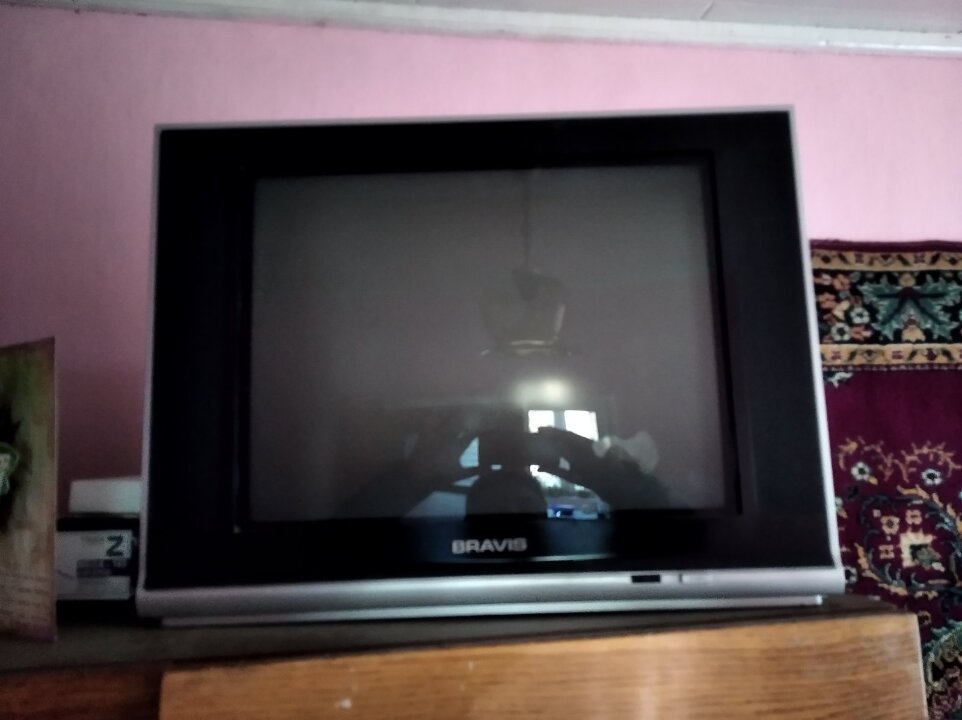 Телевізор марки BRAVIS чорного кольору (б/в)