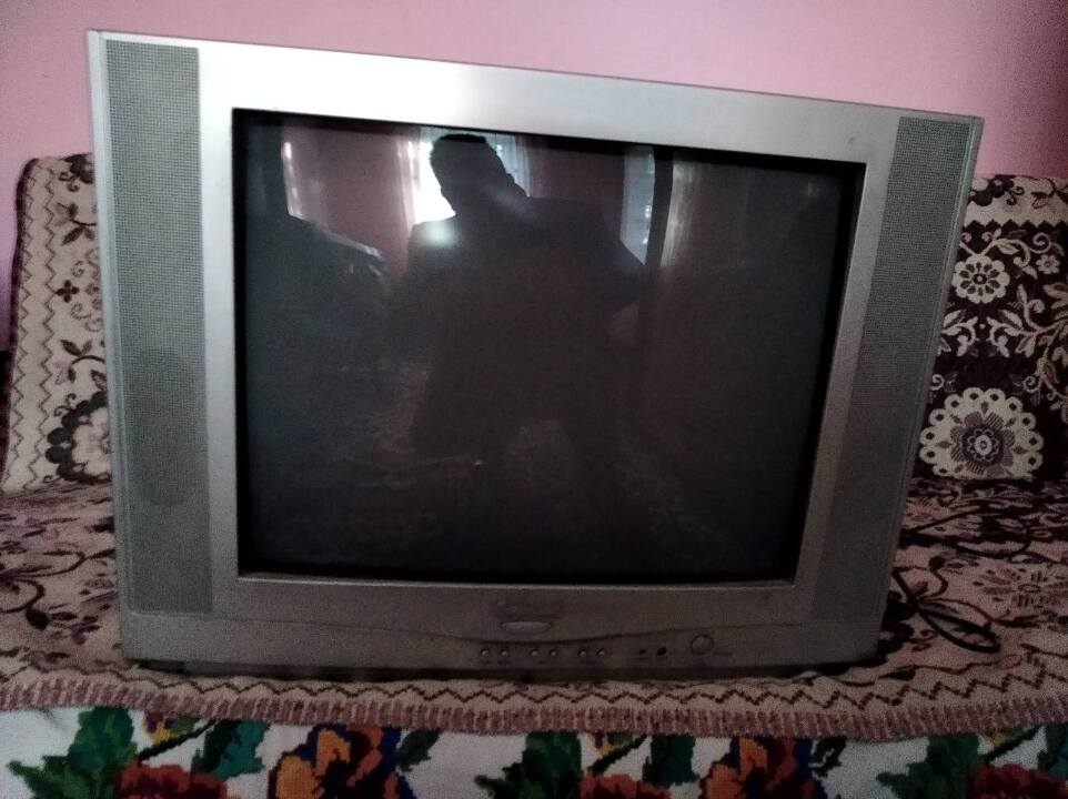 Телевізор марки SATURN сірого кольору (б/в)