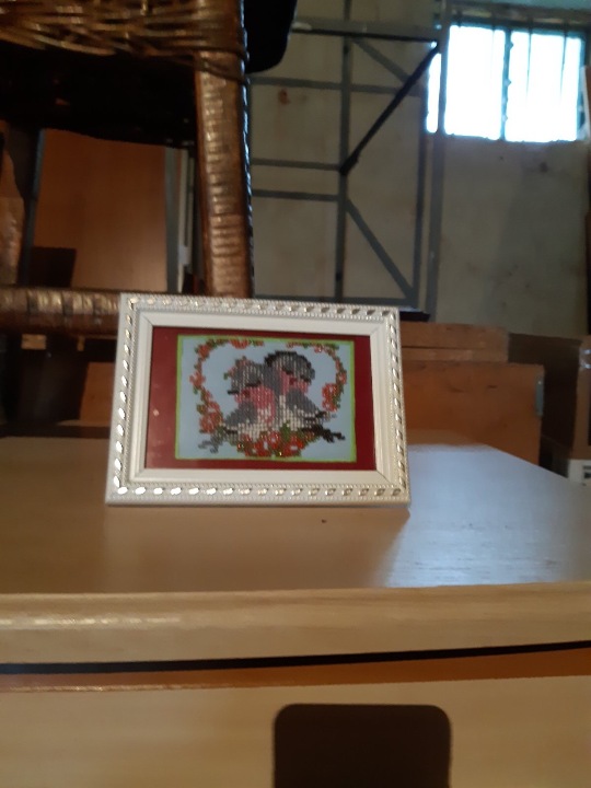 Картина із зображенням горобців (бісер) червоно-голубих відтінків, біла рамка