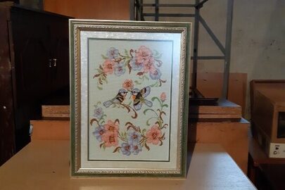 Картина рожево-голубих відтінків з квітами та горобцями, рамка -зелена