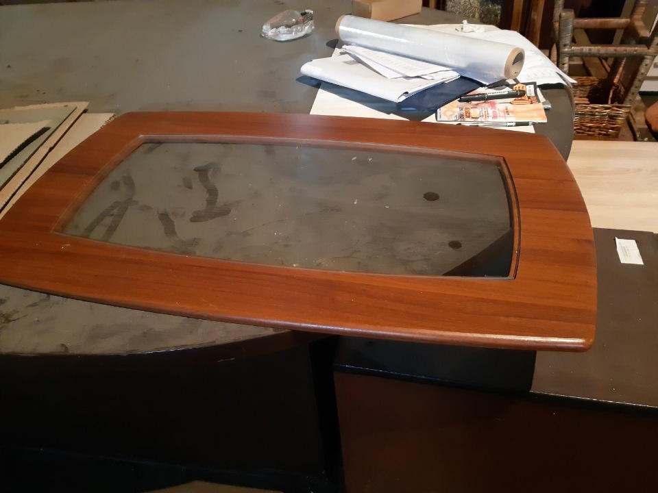 Журнальний стіл із скляною вставкою коричневого кольору