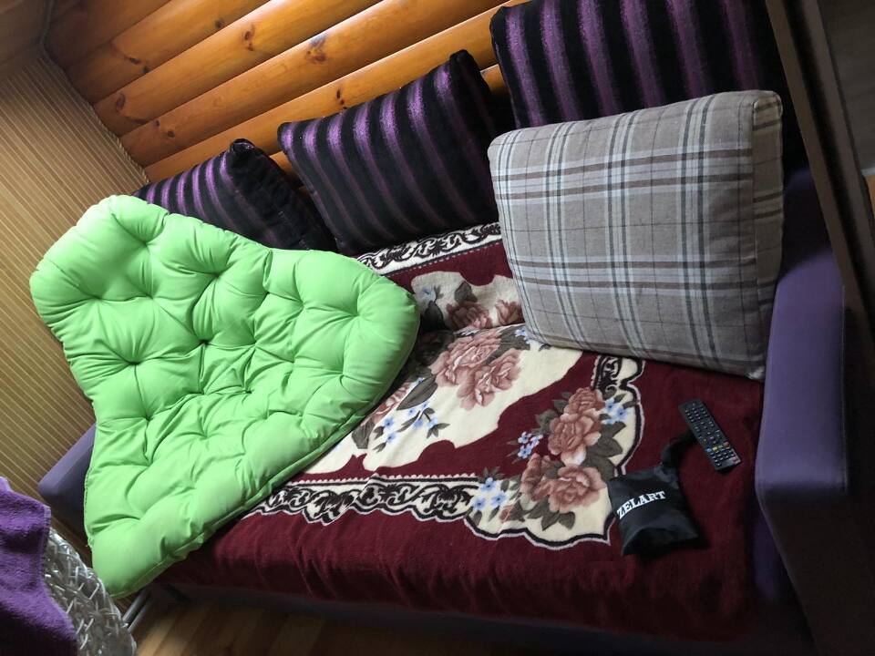 Диван розкладний фіолетового відтінку з трьома подушками