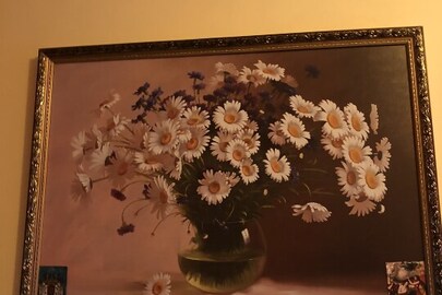 Картина із зображенням квітів у вазі (ромашки) рожево-білих тонах із золотою рамкою