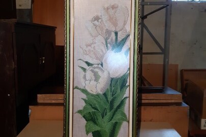 Картина із бісеру зображенні квіти в світло-рожевих тонах, зелена рамка