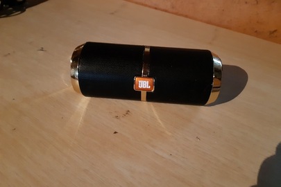 Колонка JBL чорно-золотого кольору