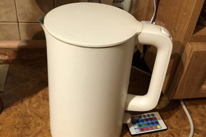 Електричний чайник білого кольору S/n 18789100014300