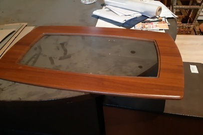 Журнальний стіл із скляною вставкою коричневого кольору