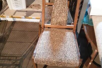 Крісло дерев’яне із м’якими вставками (чорно-коричнево -білих тонах)