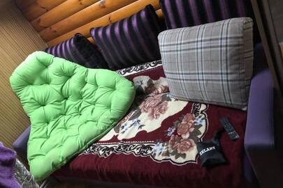 Диван розкладний фіолетового відтінку з трьома подушками