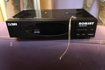 Цифровий ефірний приймач Romsat, Модель: TR-8020HR, S/n T8R20T210242 чорного кольору із кабелями підключення