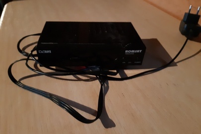 Цифровий ефірний приймач Romsat, Модель: TR-8020HR, S/n T8R20T2102346 чорного кольору