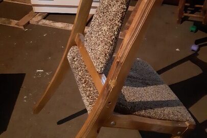 Крісло дерев’яне із м’якими вставками коричнево-чорних відтінків