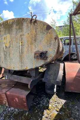 Причіп одноосний, номер кузова, державний номерний знак та рік випуску відсутні