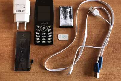 Мобільний телефон «VIAAN», акумуляторна батарея «Li-ion», два USB кабеля, зарядний блок живлення «HUAWEI» та сім-карта «Київстар»