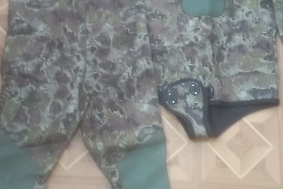 Конфісковане майно за рішенням суду: три гідрокостюми, два з яких суцільні чорного кольору з написами виробника "AQUASTIC" і "O'NEILL" з одною парою гідро-носків та один роздільний гідрокостюм (куртка і штани) з забарвленням "мультікам", б/в