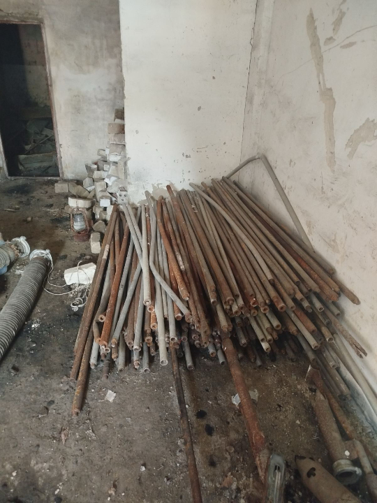 Конфіскація майна за рішенням суду: 14 тичок по 2 м. кожна, бувші у використанні