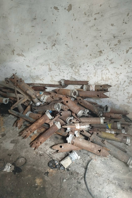 Конфіскація майна за рішенням суду: 3 металеві труби з нарізами для їх вертикального кріплення між собою,один металевий предмет типу "шрайбер", бувші у користуванні