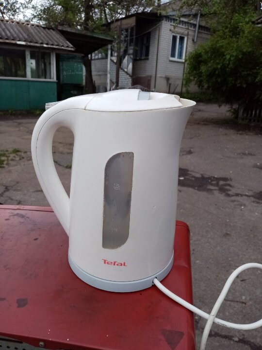 Електричний чайник Tefal, б/в, білого кольору, потребує деякого ремонту