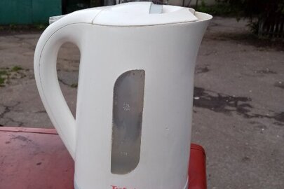 Електричний чайник Tefal, б/в, білого кольору, потребує деякого ремонту