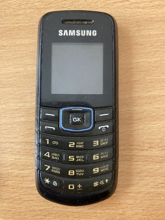 Мобільний телефон Samsung GT-E1080W, з сім-картою «Vodafone», чорного кольору, б/в, в умовно – придатному стані