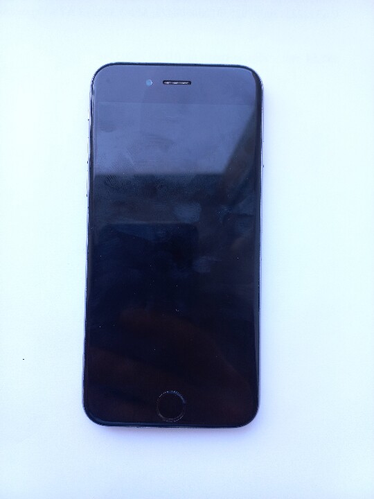 Мобільний телефон IPhone A 1549, сріблястого кольору, бувший у використанні, робочий стан перевірити неможливо, оскільки заблокований