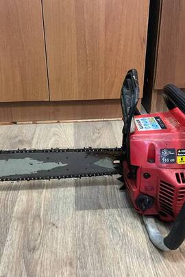 Конфісковане майно за рішенням суду: бензопила GL 3500M, червоного кольору, б/в