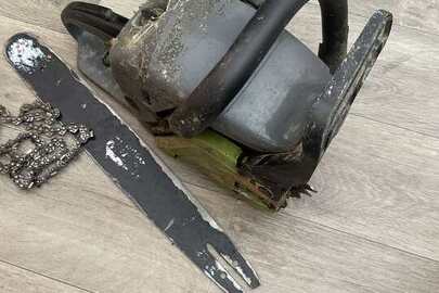 Конфіскація за рішенням суду: бензопила марки "CRAFT-TEC", зеленого кольору, бувша у використанні