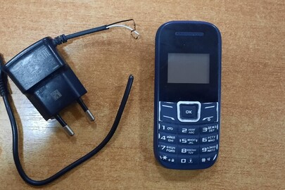 Мобільний телефон марки " NOMI" -  бувший у використанні, зарядний пристрій до нього, б/в