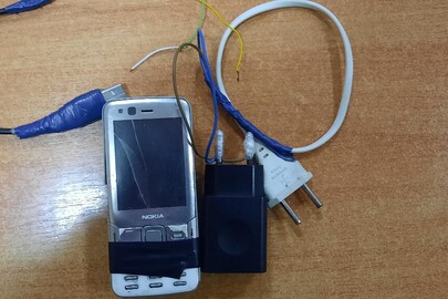 Мобільний телефон марки "Nokia" та зарядний пристрій до нього - б/в