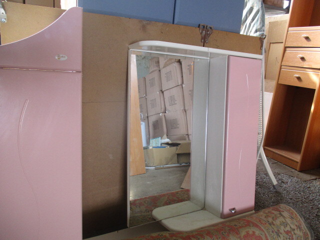 Тумбочки рожевого кольору для ванної кімнати,  в кількості 2 шт. б/у