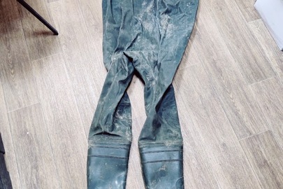 Конфісковане майно за рішення суду: костюм рибальський гумовий  (заброди), темного кольору, б/в