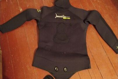 Конфісковане майно за рішенням суду :гідрокостюм марки "MARLIV SKIFR PRO" - 1 шт., рукавиці - 2 шт., ласти " DIVE MAPLIN MIAMI" - 2 шт., гель для гідрокостюма 50 мл.,б/в